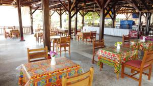 Restoran atau tempat lain untuk makan di Charlestina Beach Resort