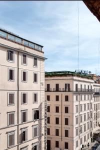 ローマにあるJoyful Termini Boutique Guest Houseの都市の二棟の建物の眺め