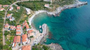 una vista aerea di una spiaggia e dell'oceano di Κοχύλι a Kotrónion