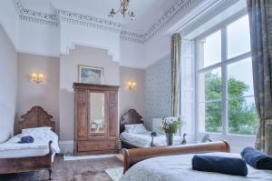 sypialnia z 2 łóżkami i oknem w obiekcie Rumwell Park - 8 Bedroom Manor House- Taunton w mieście Taunton