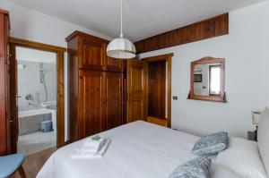 - une chambre avec un lit et une salle de bains pourvue d'une baignoire dans l'établissement Appartamento centralissimo con wi-fi, à Cortina dʼAmpezzo