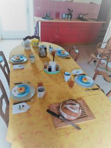 una mesa con platos de comida encima en Chambres d'hôtes au calme 