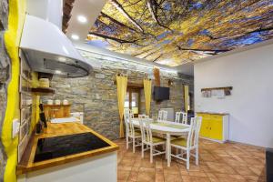 Kuchyň nebo kuchyňský kout v ubytování TouristFarm - apartments "RED FAIRYTALE" + 37 fotografií
