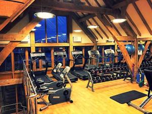 un gimnasio con muchos equipos de ejercicio en una habitación en Lakeside View, en Wisbech
