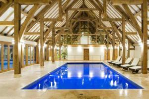 una gran piscina con un gran techo de madera en Lakeside View, en Wisbech