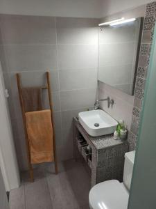 a small bathroom with a sink and a mirror at Εξαιρετικό διαμέρισμα δίπλα στο λιμανι! Καινουριο in Naxos Chora