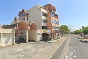 an empty street in front of a building at Mon petit studio à la mer in Gruissan