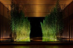 三亜市にあるザ サンヤ エディションの木の噴水のある部屋