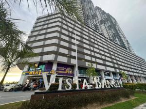 un edificio alto con un cartel de banco frente a él en Vista Bangi Apartment, en Kajang