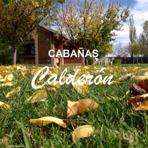 Un signe qui dit caledonia dans l'herbe dans l'établissement Cabañas Calderón I, à San Rafael