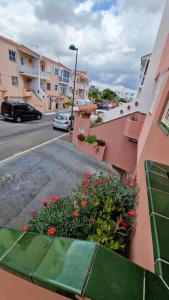 a balcony with flowers on the side of a building at Vivienda vacacional Lomada in San Isidro