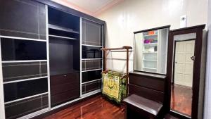 a room with a closet with a bench and a window at YB Guest House 4 Bilik 5 Katil in Cukai