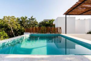 una piscina in una casa di Exclusive Villa "Town House" Luxury Amenities in Tulum a Tulum
