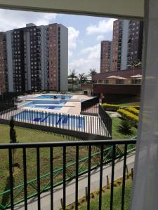 a view of a swimming pool from a balcony at Lindo Apartamento en alquiler in Rionegro