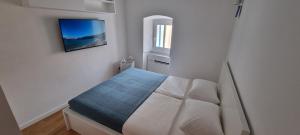 Televisyen dan/atau pusat hiburan di Apartment MARTINA - BAŠKA