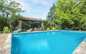ein Pool vor einem Haus in der Unterkunft Beautiful Home In Carpentras With Private Swimming Pool, Can Be Inside Or Outside in Carpentras