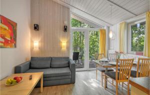 ein Wohnzimmer mit einem Sofa und einem Tisch in der Unterkunft Schmugglerstieg 13d - Dorf 5 in Travemünde