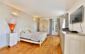 リル・シュル・ラ・ソルギュにあるLovely Home In Lisle Sur La Sorgue With Kitchenの白いベッドルーム(ベッド1台、テレビ付)
