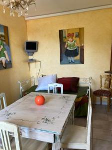 een woonkamer met een tafel en een bank bij tre case in Gambassi Terme