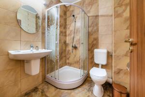 uma casa de banho com um WC, um lavatório e um chuveiro em Hotel CASA ROYAL pe plaja Belona em Eforie Nord