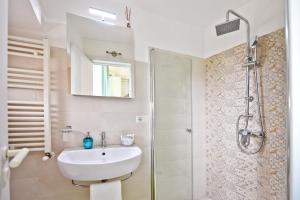 bagno con lavandino e doccia di Casa Silvana a Locorotondo