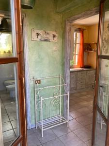 een kamer met een badkamer met een toilet. bij tre case in Gambassi Terme