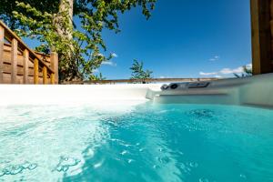 a plunge pool with blue water in a backyard at Silverwood Luxury Lodge Resort in Perth