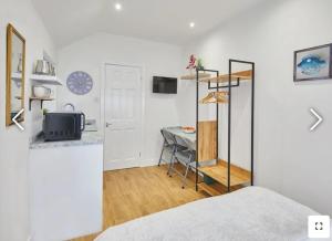 Un dormitorio con una cama y una mesa en una habitación. en The Guest Place, en Redcar