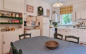 Kuhinja ili čajna kuhinja u objektu Stunning Home In Saint-palais-sur-mer With Wifi