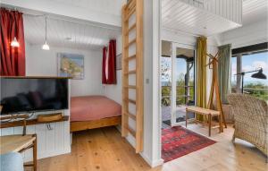 グドイェムにあるKlippehusetのベッドルーム1室(ベッド1台付)、テレビが備わります。
