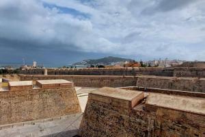 een uitzicht op de ruïnes van een kasteel met uitzicht op de oceaan bij Acogedor piso cerca de la playa in Ceuta