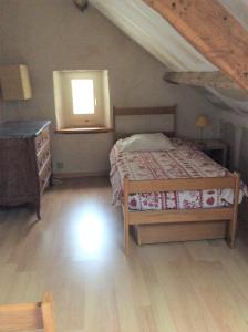 1 dormitorio con 1 cama, vestidor y ventana en Chambres d'hôtes au calme, 