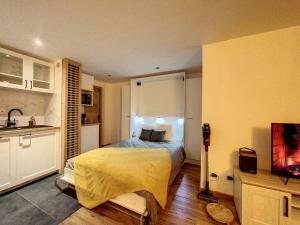 1 Schlafzimmer mit einem großen Bett und einer Küche in der Unterkunft Coup de Cœur Centre de Chamonix in Chamonix-Mont-Blanc