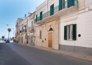 eine leere Straße in einer Stadt mit Gebäuden in der Unterkunft Regina di Cuori in Mola di Bari