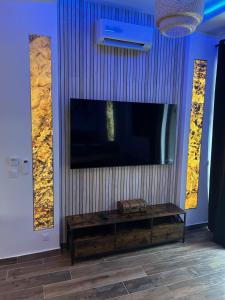 En TV eller et underholdningssystem på Grenoble LA SUITE 2 spa jaccuzzi et sauna privatif