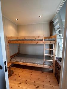 Habitación con 2 literas en una habitación en Midnattsol rom og hytter, en Bleik
