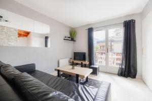 un salon avec un canapé et une table dans l'établissement Charmante maison contemporaine idéalement située, à Embrun