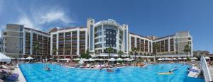 Bazén v ubytování Grand Pasa Hotel nebo v jeho okolí