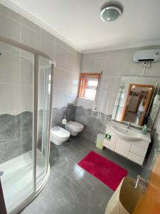 un bagno con doccia, WC e lavandino di Cantinho Do Paul a Arouca Altre 29 foto