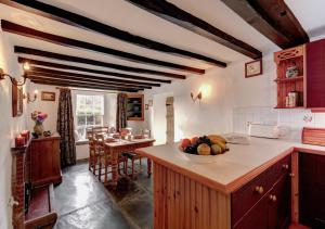 eine Küche mit einer Schale Obst auf der Theke in der Unterkunft Rose Cottage in Chapel Stile