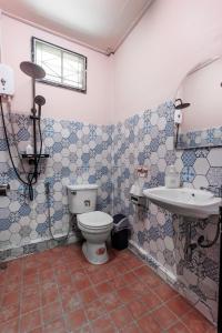 a bathroom with a toilet and a sink at Baan Mee Suk Ayutthaya in Phra Nakhon Si Ayutthaya