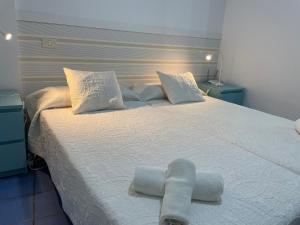 ein Schlafzimmer mit einem großen Bett mit Handtüchern darauf in der Unterkunft La Sal Marina 2A in Las Palmas de Gran Canaria