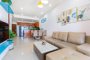 a living room with a couch and a table at Căn hộ OASKY 2 phòng ngủ view biển ngay quảng trường Vũng Tàu in Vung Tau
