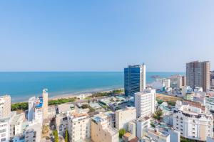 an aerial view of a city with buildings and the ocean at Căn hộ OASKY 2 phòng ngủ view biển ngay quảng trường Vũng Tàu in Vung Tau