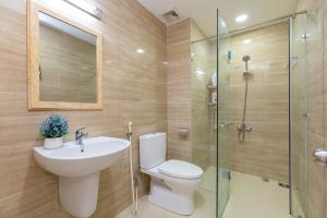 a bathroom with a toilet and a sink and a shower at Căn hộ OASKY 2 phòng ngủ view biển ngay quảng trường Vũng Tàu in Vung Tau +19 photos