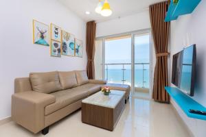 a living room with a couch and a flat screen tv at Căn hộ OASKY 2 phòng ngủ view biển ngay quảng trường Vũng Tàu in Vung Tau