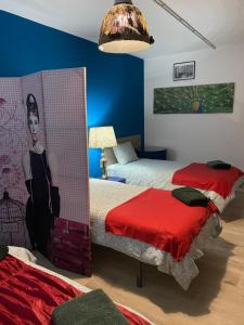 um quarto com 2 camas e um espelho em Las Tontunas em Madri