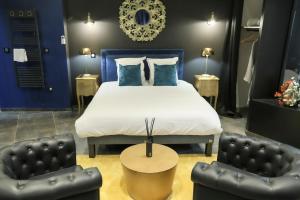 Säng eller sängar i ett rum på Le Legendary Spa, hypercentre avec sauna, balnéo et wifi par SOVALFI