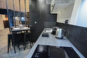 Кухня или мини-кухня в Le Legendary Spa, hypercentre avec sauna, balnéo et wifi par SOVALFI
