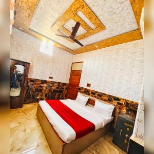 een slaapkamer met een groot bed in een kamer bij Hotel Raghunandan Near Shree Ram Janambhumi in Ayodhya